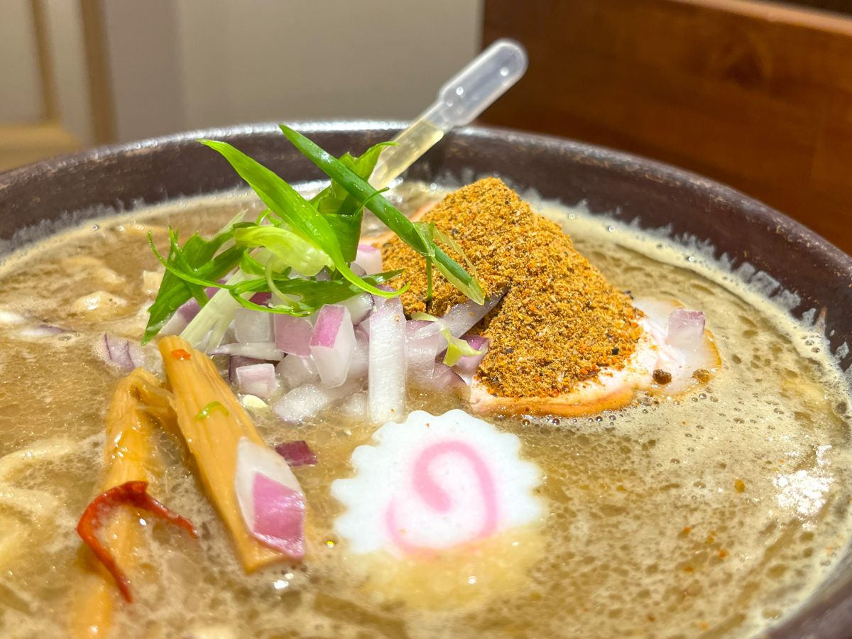 激辛唐辛子と限定コラボ！「鬼ラーメンプロジェクト」でラーメン外食費