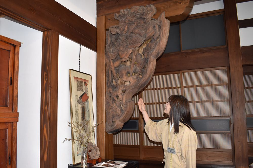 石川雲蝶作の大看板。塩沢宿とサフラン酒本舗、三人のストーリー