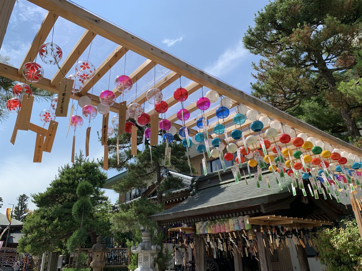 神社で楽しむ夏の風物詩 空に舞う鮮やかな色彩と涼やかな音色を堪能しよう 県下最大級 七夕風鈴祭 天の川巡り 五泉市 新潟県観光協会公式ブログ たびきち 公式 新潟県のおすすめ観光 旅行情報 にいがた観光ナビ