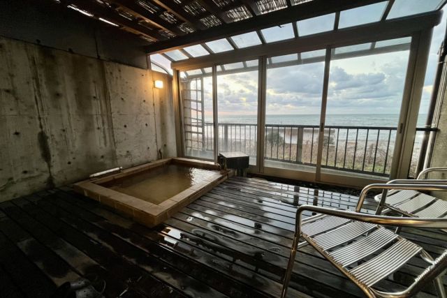 オーシャンビューの客室露天風呂から臨む日本海の夕陽にうっとり 新潟