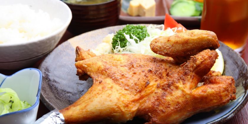 皮まで愛して 新潟のご当地グルメ 半身揚げ 旅の特集 公式 新潟県のおすすめ観光 旅行情報 にいがた観光ナビ