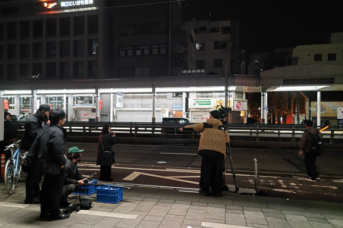 向かいの歩道を歩くジミーを撮影