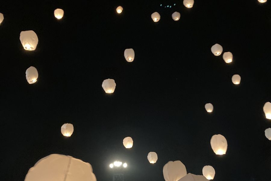 夜空に上がるランタンはきれい