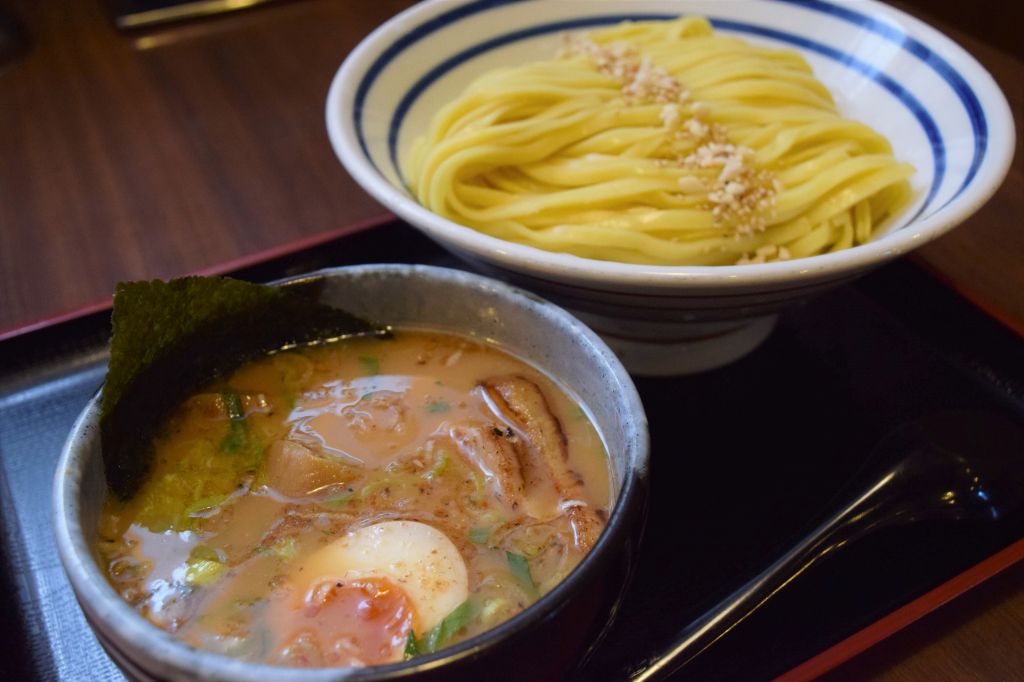 もっちりとした平打ちの麺