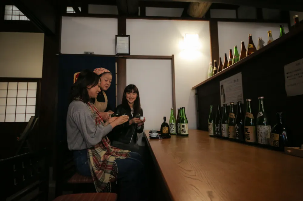 楽縫庵にて地酒の試飲
