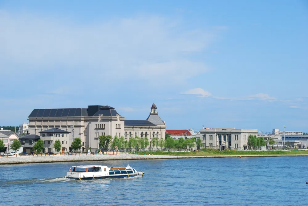 新潟市歴史博物館（みなとぴあ）とウォーターシャトル”アナスタシア号”
