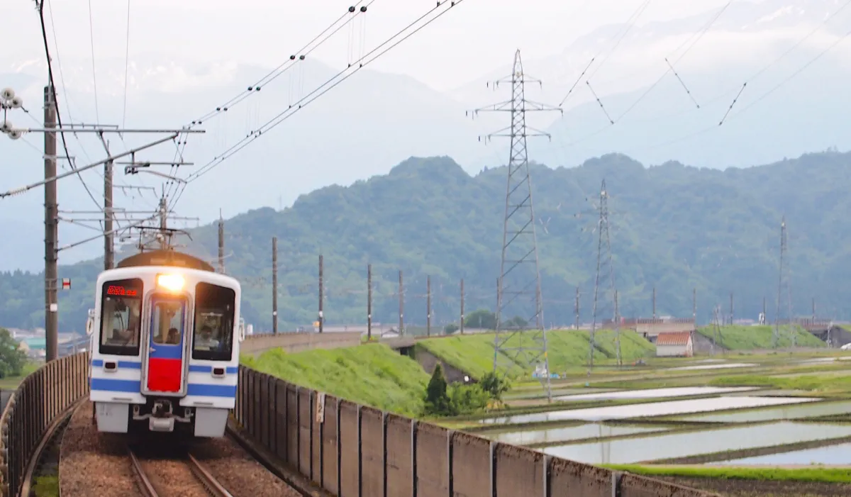新潟のローカル線で絶景列車の旅！秘境と聖地を巡る5選