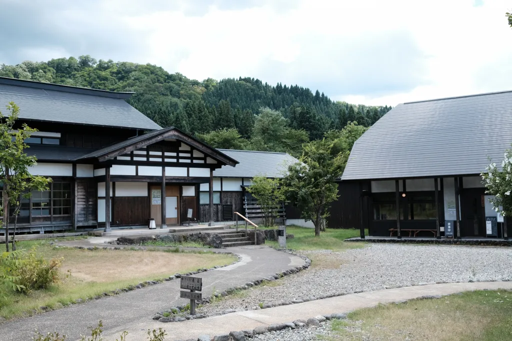 敷地内に軒を連ねるお店