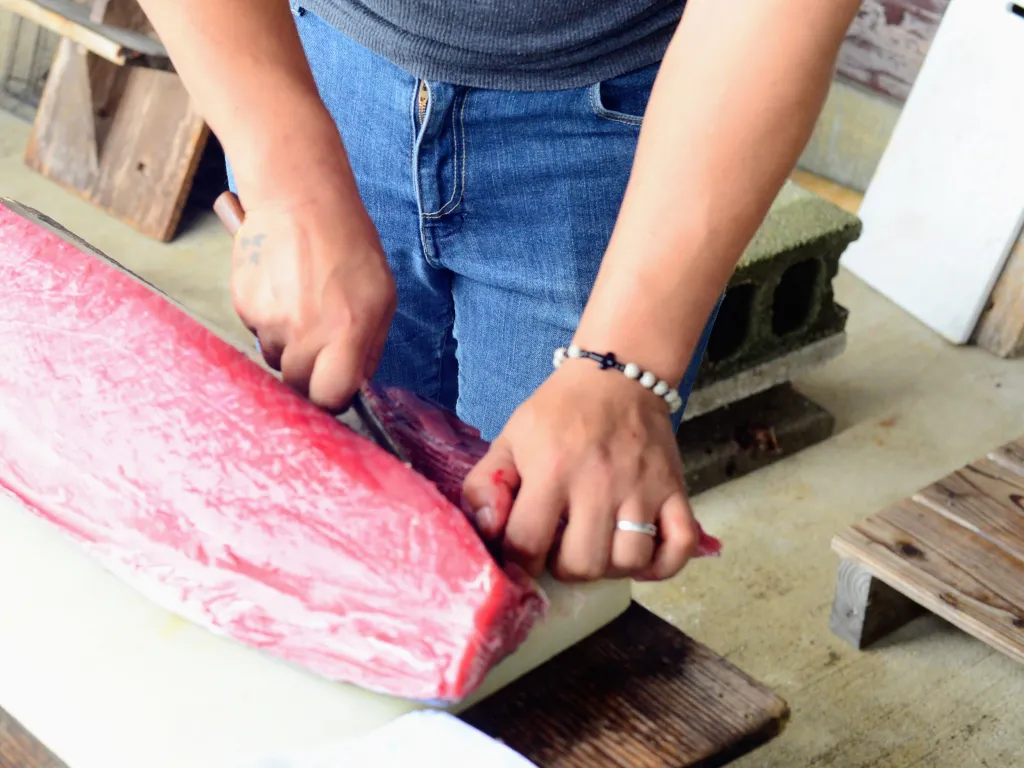 マグロを解体中