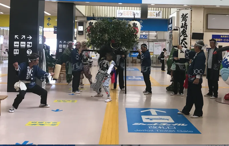 港から会場へ