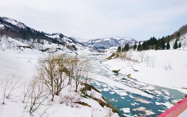 まるで流氷!?魚沼で「雪流れ」が始まりました。/魚沼市