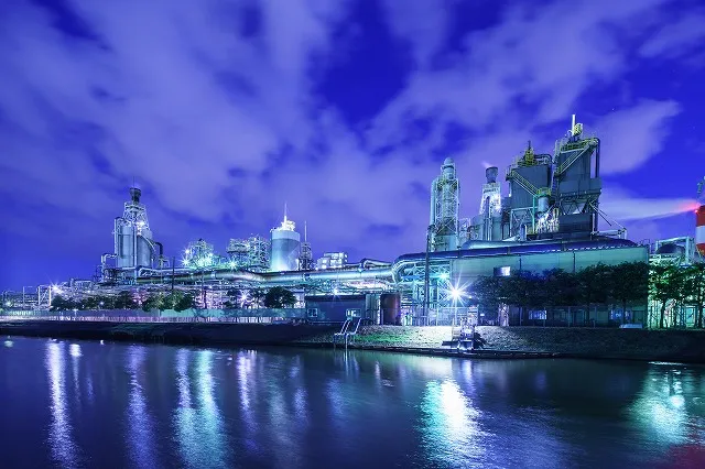 新潟で絶景の工場夜景を見に行こう!通船川鴎橋付近の工場は昼も夜もおすすめ!!/新潟市