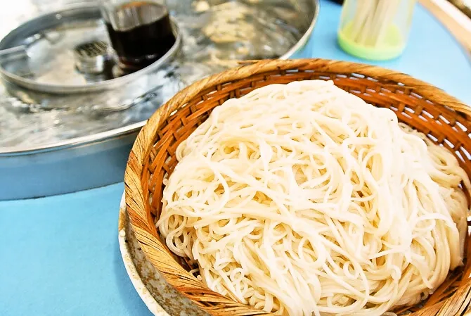 冷たすぎ！？ドライブイン刈谷田で流しそうめん食べてみた。／長岡市
