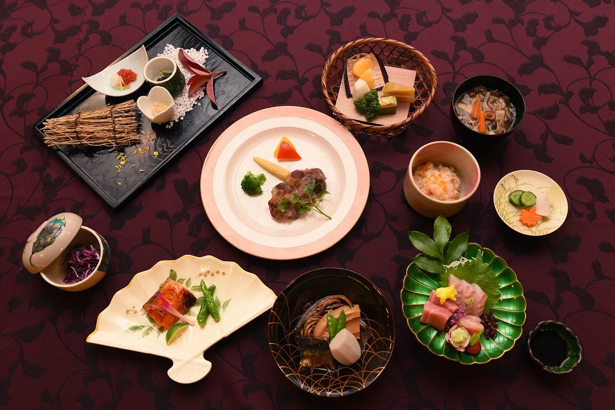 長岡食材と郷土料理を満喫。美しい日本庭園を眺めながら贅沢な個室でくつろげる「料亭 かも川本館」／長岡市