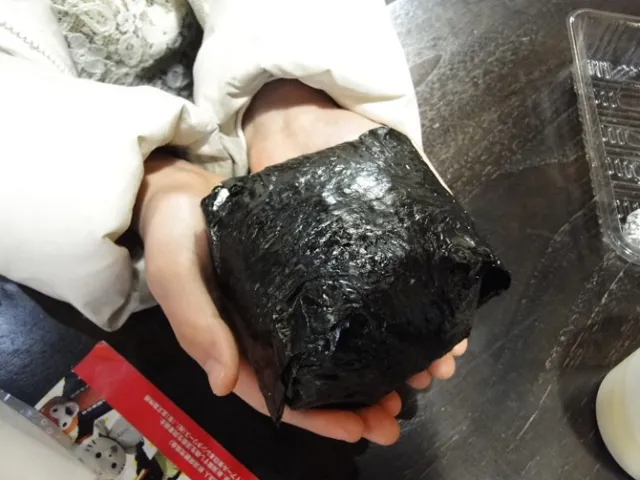 超特大！！越後湯沢駅 雪ん洞の「爆弾おにぎり」食べてみた／湯沢町
