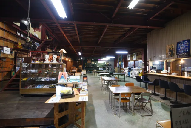 小・中学生のヒミツ基地!? 0円提供の服や本、駄菓子、卓球、アーケードゲームが並ぶ「三条ベース」に潜入／三条市