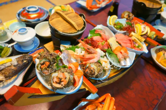 海鮮丼が佐渡のバズ飯定番！長浜荘に泊まったら何が食べられる？／佐渡市