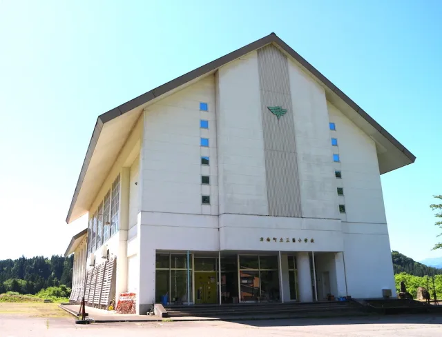 とうもろこしやさつまいも収穫も！泊まれる学校「だいすきさんが旧三箇小学校」／津南町