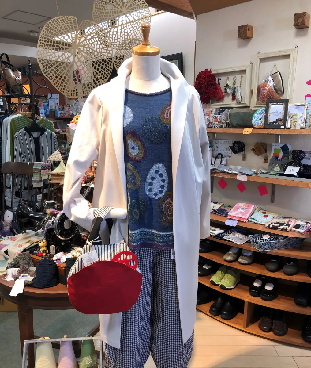 店員さんの感性豊かなレンコングッズにドはまり！良品が揃うアットホームな服屋【やまちょう】／五泉市