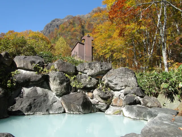 紅葉×ドライブ、紅葉×滝、紅葉×散策、紅葉×温泉 ぜ～んぶ楽しめる素敵な紅葉スポット「燕温泉」／妙高市
