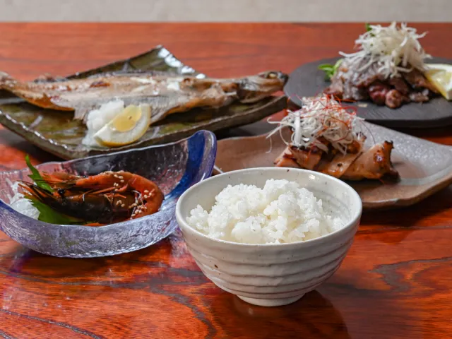 かまどで炊くご飯が主役。ご飯をおいしく食べるための料理たち「竃-kamado-」/新潟市