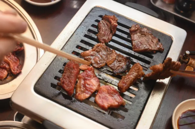 焼肉の聖地「さんきらく」で煙に包まれる。カルビジャンボが激安で庶民の味方！／三条市