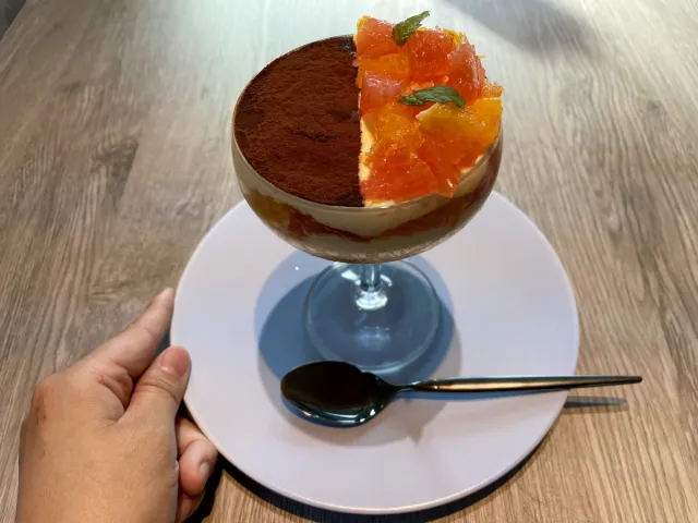 大橋洋食器の店内カフェSAN&CAFEで器を身近に感じながらスイーツをいただく/新潟市