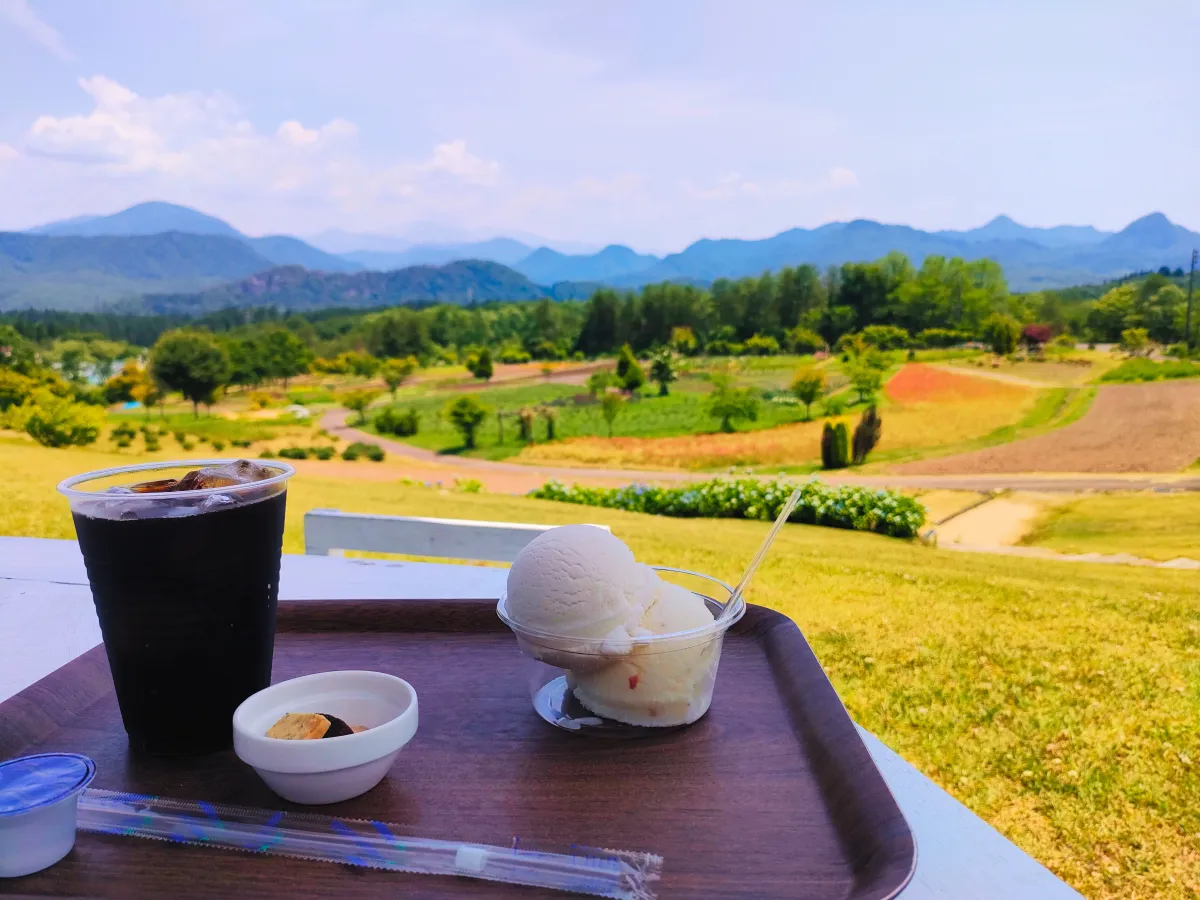 花と山を眺めながら絶品ジェラートを味わいラベンダー石けんまで作っちゃう！「芦沢高原ハーバルパーク」／阿賀町