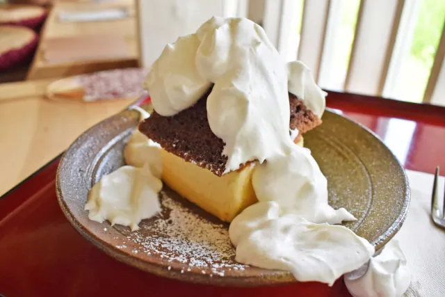 かやぶき民家の残る荻ノ島のカフェ「陽の楽家」でランチ。「豪雪シフォン」を楽しく味わう/柏崎市
