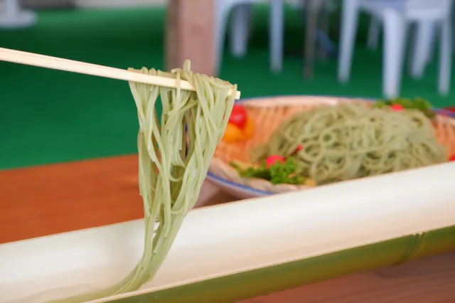 夏はまるや君が代の名水で流しそうめんを/長岡市