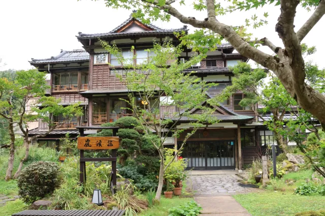 山の中なのにしょっぱい温泉!?日本秘湯を守る会の温泉宿「嵐渓荘」でちょこっと贅沢な日帰りプランを満喫/三条市