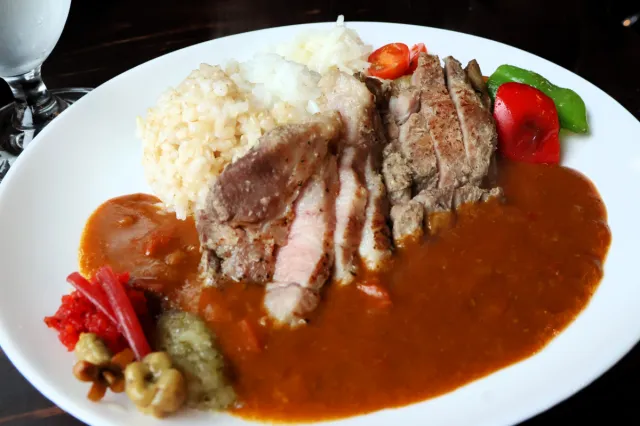 毛のないキウイ!?“こくわ”を使った絶品カレーや季節の山菜料理を提供する『こくわ屋 藤兵衛』で山の美味しさをたっぷり堪能/三条市