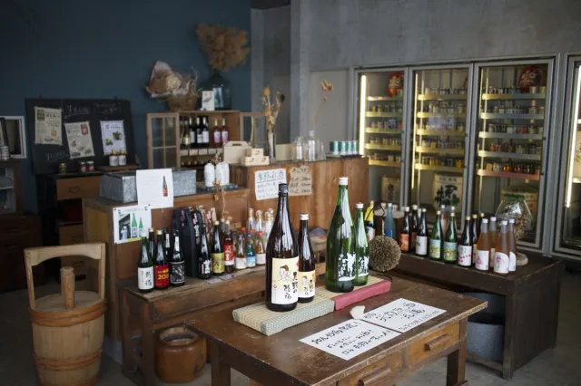 新潟県内のカップ酒が100種類!お酒好きじゃなくても楽しめる酒屋「酒のカワカミ」/妙高市
