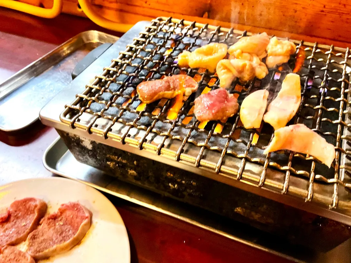 新米 魚沼コシヒカリとの相性バツグン！生モツ焼き、もう食べた？「魚沼ミート」「やまに」「美の屋」／魚沼市
