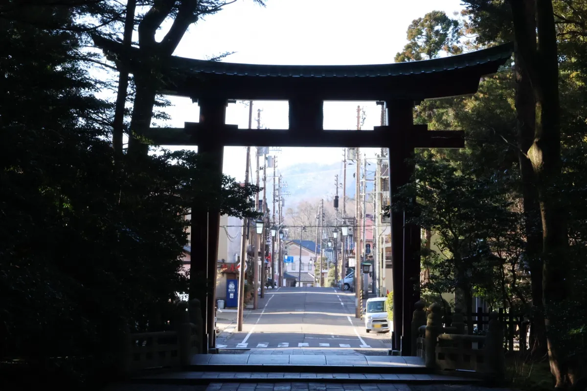 新潟屈指のパワースポット・弥彦温泉を散策！　創業300年以上の老舗宿を起点に巡る大人のモデルコース／弥彦村