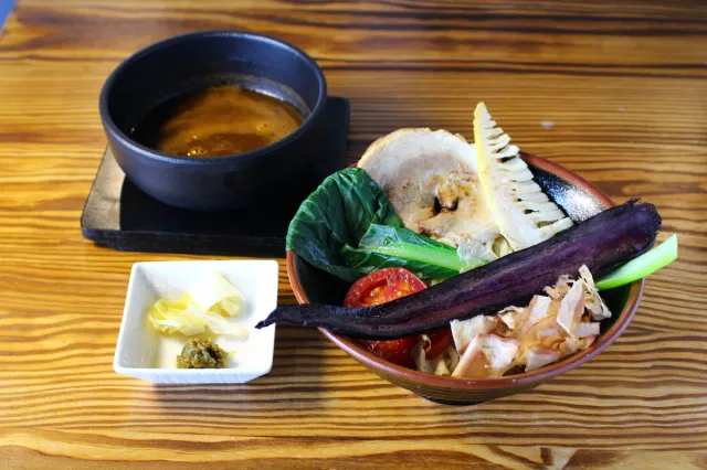 バイク店でつけ麺！？地元野菜とスパイスを駆使したスープがたまらない／加茂市