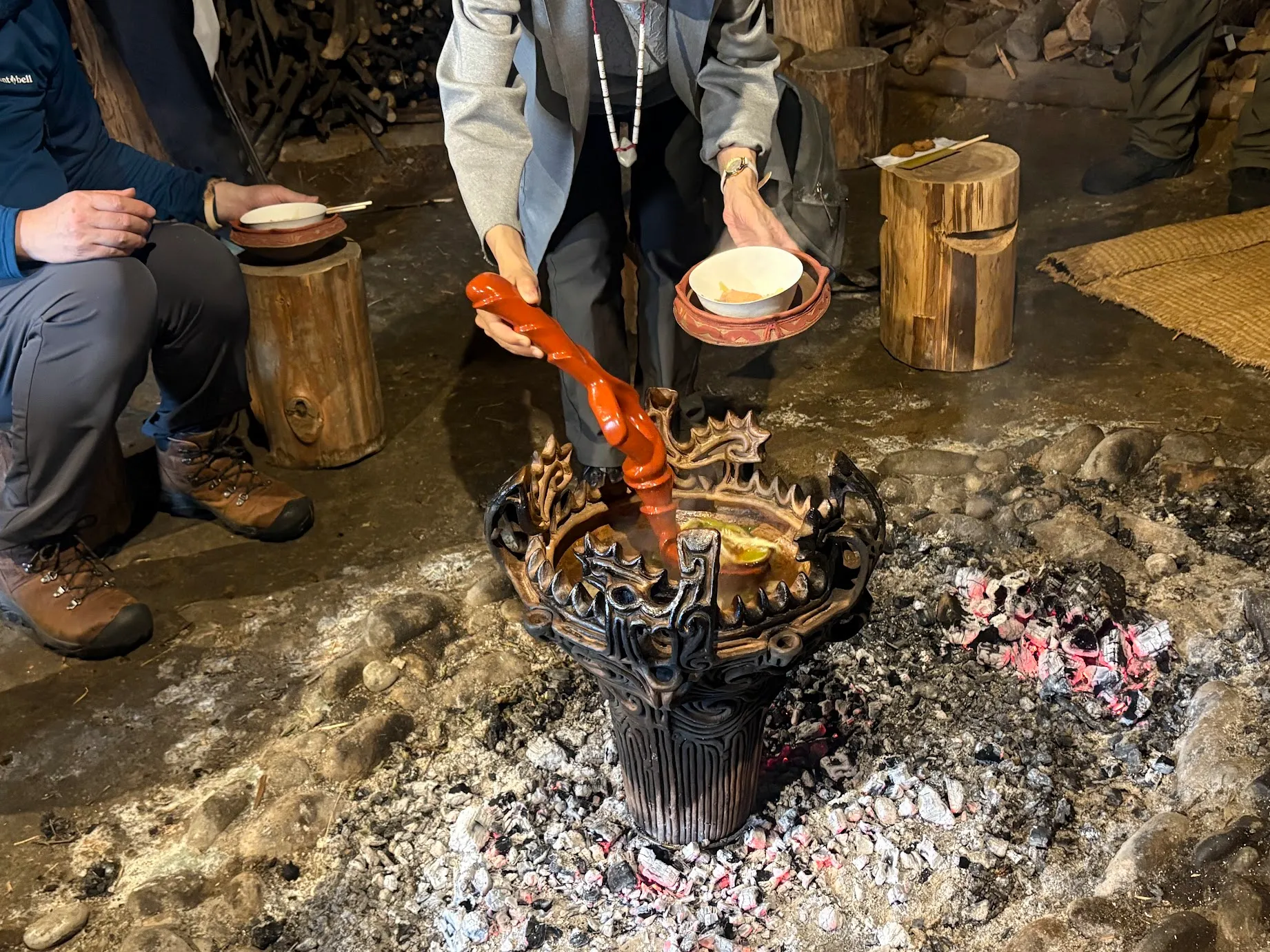 火焔型土器でグツグツ...⁈竪穴住居で土器鍋を囲む昼下がり　十日町縄文ツアーズの日帰りツアーで縄文文化体験！／十日町市
