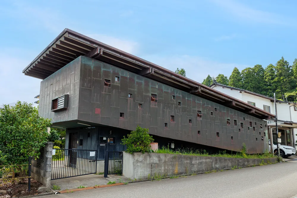 異端の建築家・渡邊洋治の「斜めの家」は泊まって学べる名建築/上越市