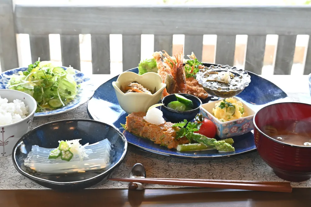 絶景の笹川流れをドライブ＆ランチ！「凪のてらす 仲」「天ぴ屋」など4店をめぐる旅／村上市