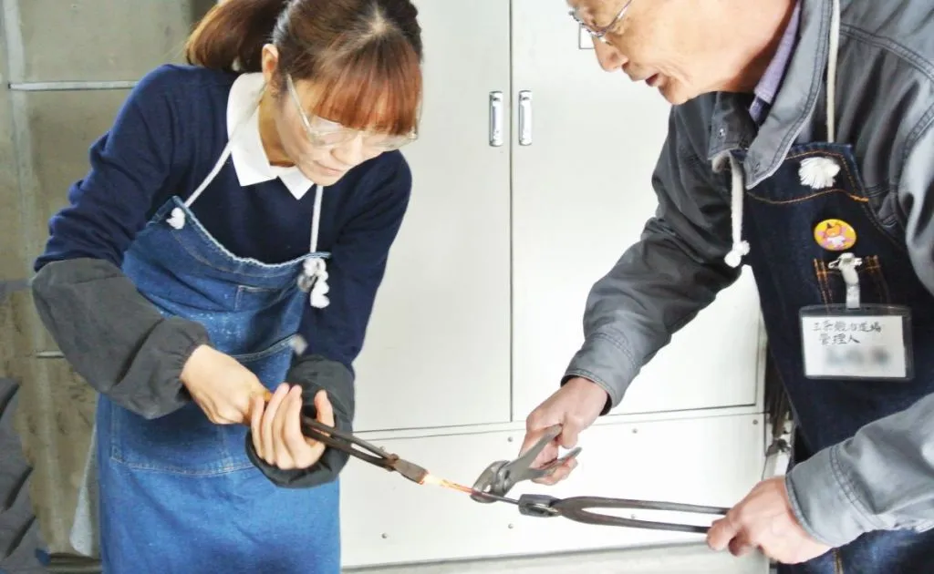金属の街・三条市で鍛冶体験！食べて、癒して、体験して！爽快アクティブコース