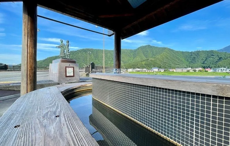 足湯「お六の湯」