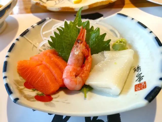 山の中でお刺身