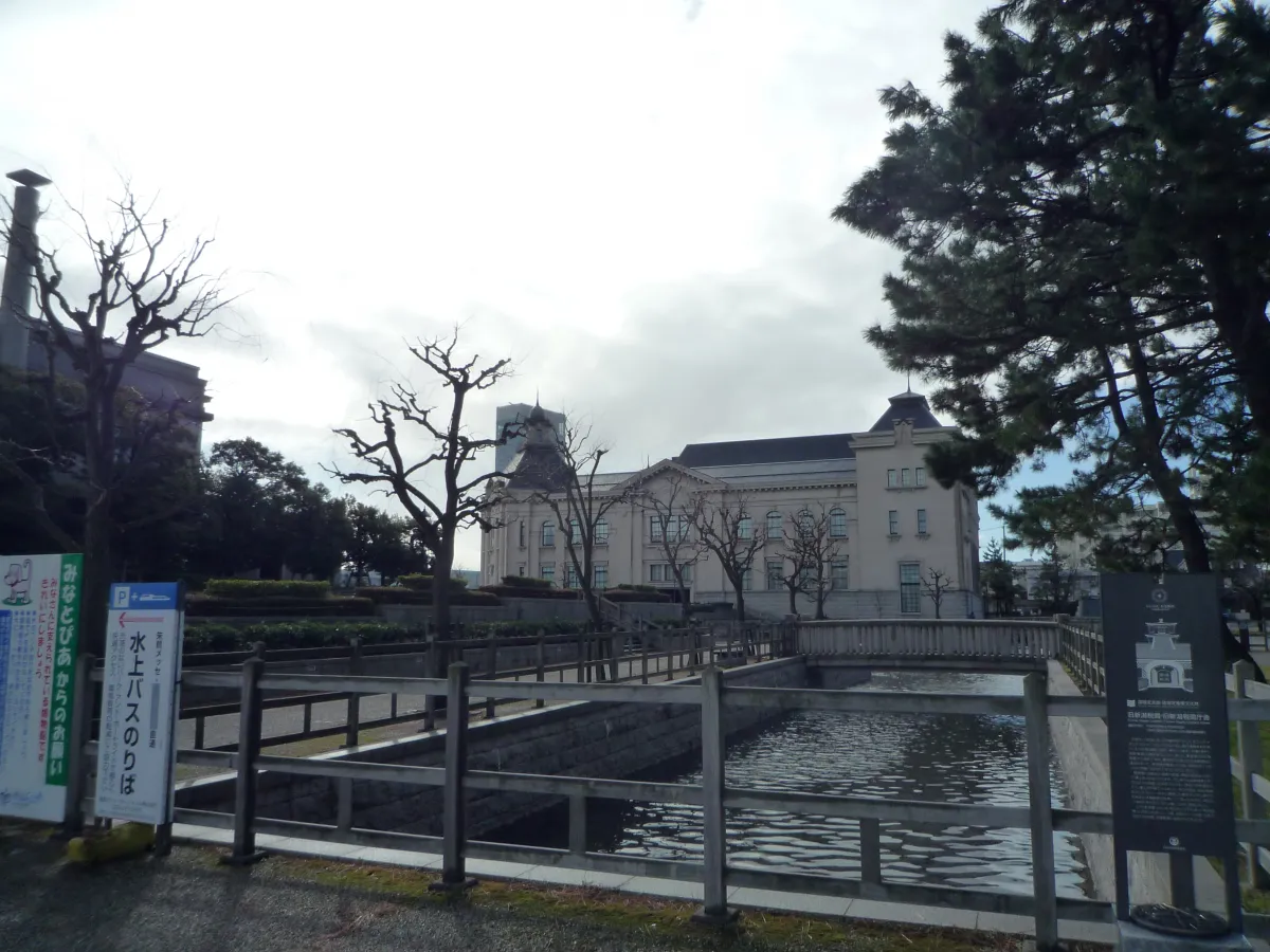 西堀をイメージした水路
