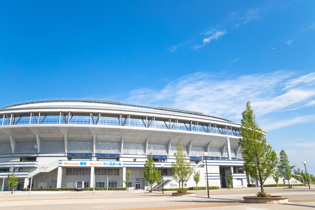 周辺には野球場などのスポーツ施設や公園も