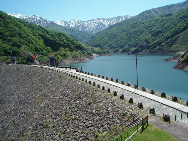 三国川ダムしゃくなげ湖