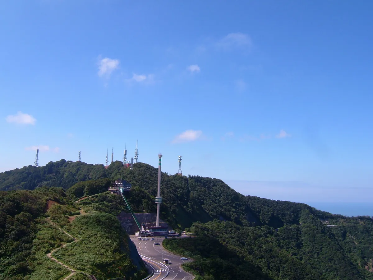 山頂のたつ電波塔