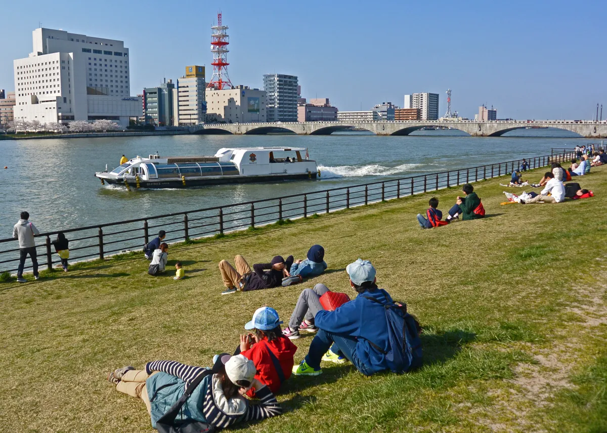 川沿いを歩きながら眺める橋