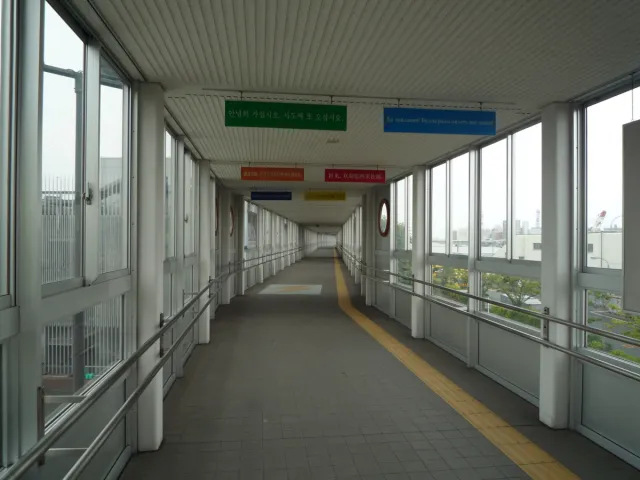 朱鷺メッセ連絡通路と佐渡汽船乗り場
