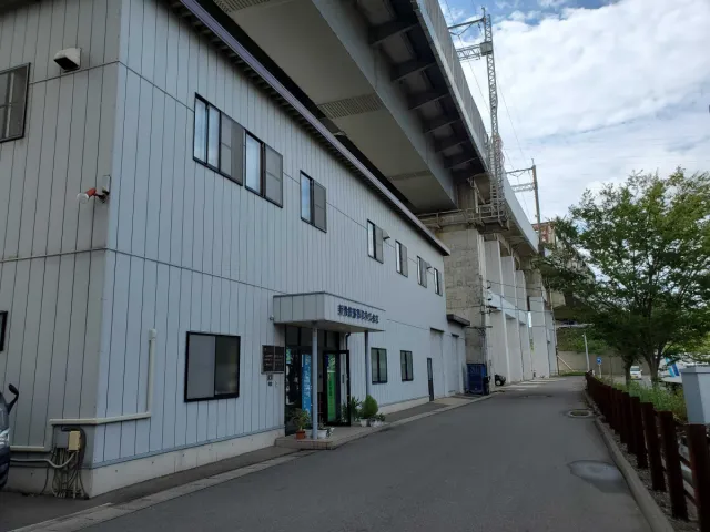 高架下にある倉庫