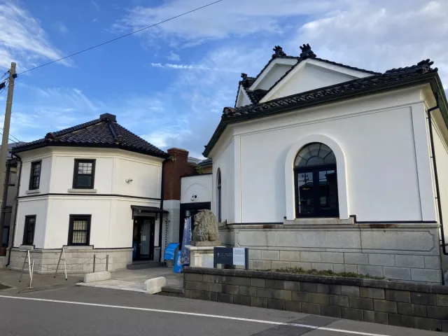 ライオン像のある館（旧直江津銀行）